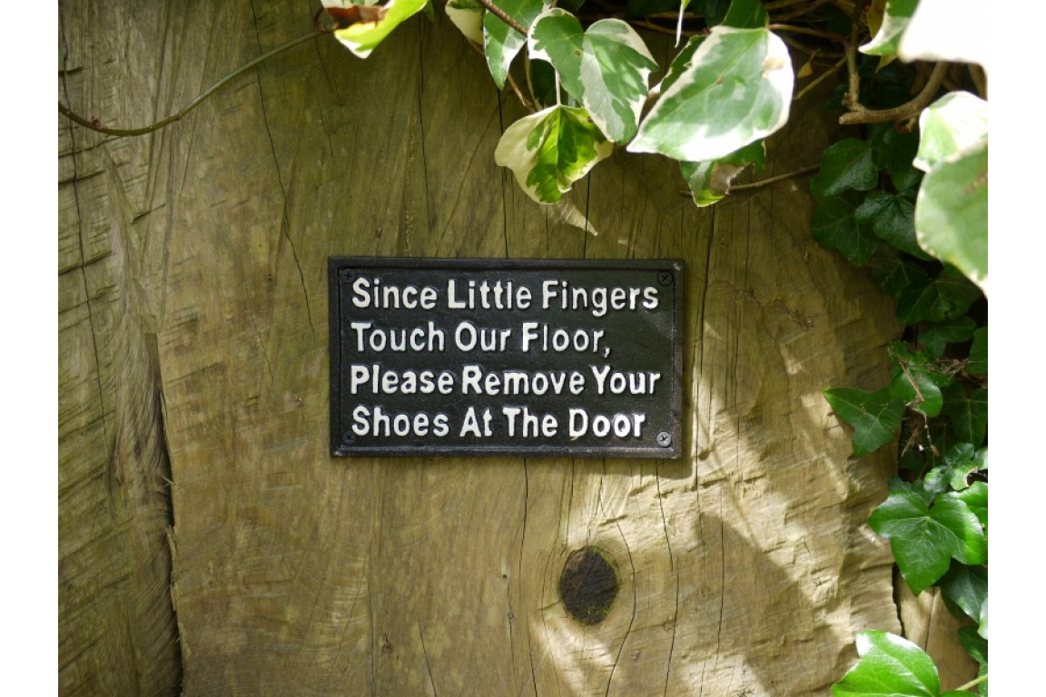 Cast Iron Sign Remove Shoes